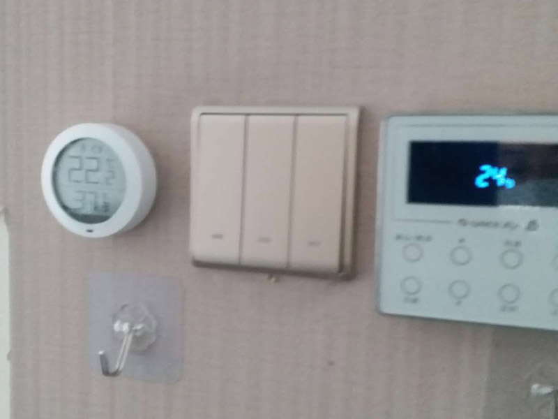 更換開關插座面板：首先斷開家里的總電源，然后用改錐撬動開關面板邊上的凹槽，面板的第1層就打開了，可以看到里面有兩顆螺絲擰開，這樣整個面板就可以被拉出，可以看到里面的電盒，以及電線，擰開面板里面的螺絲把電線取出，但是要記住，電線的位置，他們分別是火線，地線，零線。然后換上新的面板，注意三根電線千萬不要接錯，位置是一樣的，換好以后，按照原來的順序安裝好面板打開電源，試一下開關，正常了就可以了。