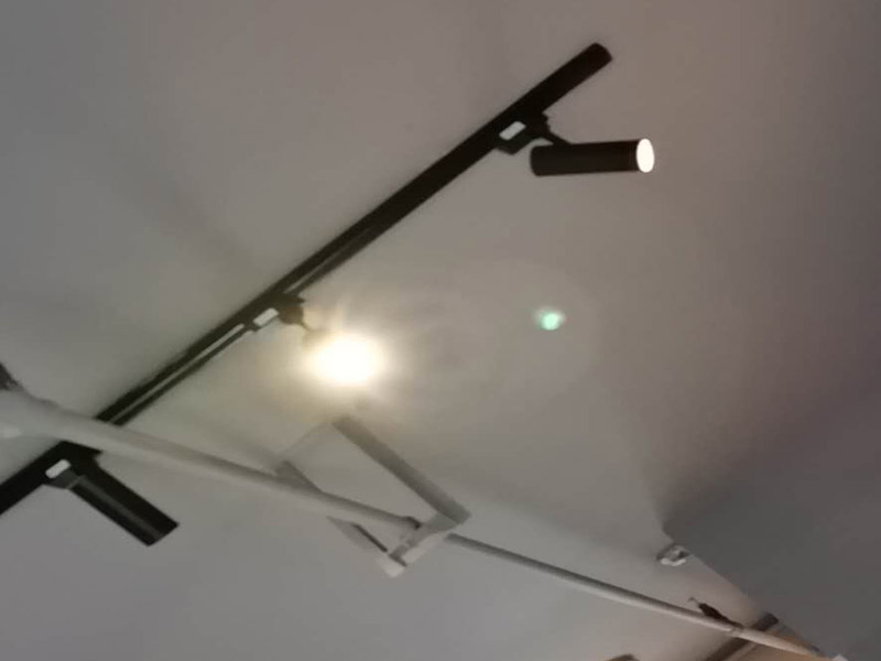 燈具安裝維修：掉線式燈頭安裝：將電源線留足維修長度后剪除余線并剝出線頭，將導(dǎo)線穿過燈頭底座，用連接螺釘將底座固定在接線盒上。取一段燈線，在一端接上燈頭，燈頭內(nèi)應(yīng)系好保險(xiǎn)扣，將燈線另一頭穿入底座蓋碗，燈線在蓋碗內(nèi)系好保險(xiǎn)扣并與底座上的電源線用壓接帽連接，旋上扣碗。 吸頂燈安裝：將電源線留足維修長度后剪除余先并剝出線頭，取下吸頂燈罩，把預(yù)留的電線從孔里穿過燈底座用記號(hào)筆標(biāo)出底座預(yù)留的螺絲孔取下燈底座，用電錘打出標(biāo)記的螺絲孔（一般燈具都是8個(gè)的鉆頭）孔內(nèi)塞入膨脹管，導(dǎo)線穿過燈具底座，燈具貼近頂板對(duì)好螺絲孔，擰緊螺絲 ，接好導(dǎo)線 扣上燈罩