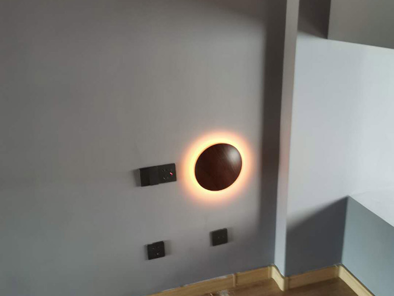 燈具安裝維修：掉線式燈頭安裝：將電源線留足維修長度后剪除余線并剝出線頭，將導(dǎo)線穿過燈頭底座，用連接螺釘將底座固定在接線盒上。取一段燈線，在一端接上燈頭，燈頭內(nèi)應(yīng)系好保險(xiǎn)扣，將燈線另一頭穿入底座蓋碗，燈線在蓋碗內(nèi)系好保險(xiǎn)扣并與底座上的電源線用壓接帽連接，旋上扣碗。 吸頂燈安裝：將電源線留足維修長度后剪除余先并剝出線頭，取下吸頂燈罩，把預(yù)留的電線從孔里穿過燈底座用記號(hào)筆標(biāo)出底座預(yù)留的螺絲孔取下燈底座，用電錘打出標(biāo)記的螺絲孔（一般燈具都是8個(gè)的鉆頭）孔內(nèi)塞入膨脹管，導(dǎo)線穿過燈具底座，燈具貼近頂板對(duì)好螺絲孔，擰緊螺絲 ，接好導(dǎo)線 扣上燈罩