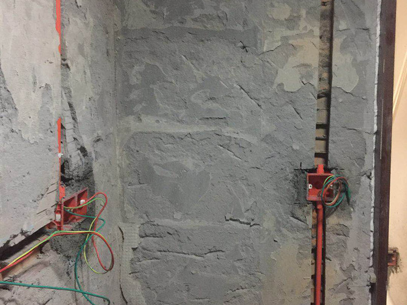 電路暗管穿線：首先把引線鐵絲頭約彈簧一半的長度置彈簧內，再用細鐵線絞緊使二者不易分離脫落即可，不論是穿引線鐵絲還是用鐵絲拉穿導線，過彎道都要溫柔一點，否則容易出麻煩，穿好鐵絲后，把待穿的導線集束，牢固地捆綁在鐵絲一端，慢慢拉動鐵絲的另一端，導線就穿成了； 穿線的暗管彎頭，只能用專用工具把管子彎曲以擴大轉彎半徑使穿線容易，而不可使用成品彎頭，使用成品彎頭即便預留引線都很難很難穿線而且還會在穿線過程中使導線絕緣受損。