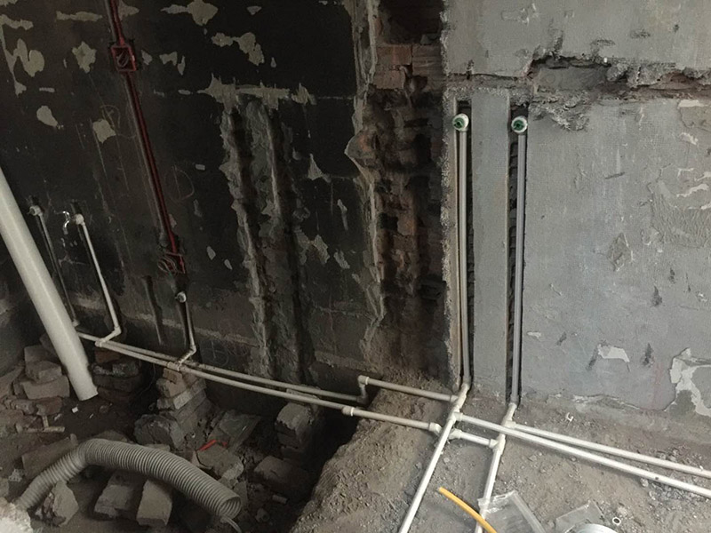 水管打壓檢測：靜水管道的壓力是不能夠低于0.80MPa，而若是管道工作壓力小于0.8MPa，那么水壓試驗壓力應選擇0.8MPa。并且需要注意的是，不能用氣壓試驗代替水壓試驗。管道水壓試驗長度不能超過1000m，并且對于有附件的管段來說，水壓試驗分段長度不宜大于500m。并且材質不同，試壓是需要有所區分的。在加壓時，應該采用帶有計量裝置的設備，并且精度不應低于1.5級，量程范圍應為試驗壓力1.3~1.5倍，表盤直徑不應小于150mm。