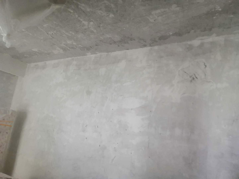 全屋墻面鏟除翻新：舊墻面在翻新前一定要做墻面基底處理，粉化嚴(yán)重的要全部鏟除，鏟除后抹上一層白水泥，原來墻面過于光滑、刷過油漆的鏟除后還要做打磨處理，把粘結(jié)不牢的表皮去掉，便于新涂料和墻體粘結(jié)。墻面底漆的作用是抗堿防潮、封固基材、保護(hù)面漆，提高面漆的質(zhì)感和遮蓋力，對于老房翻新，墻面一定要做底漆，如果沒有刷底漆就直接上面漆的話，時間一長墻面容易起泡、發(fā)霉，太陽照曬時間長了也容易變色。已經(jīng)上好面漆的墻面要修補(bǔ)會比較麻煩，容易產(chǎn)生色差，材料的使用時間不同，質(zhì)量也難以保證，很難達(dá)到理想效果。 所以墻面的修補(bǔ)最好是整塊墻面，或是盡可能地選擇較大面積進(jìn)行修補(bǔ)，這樣可以盡量避免產(chǎn)生色差，修補(bǔ)后的質(zhì)量也更好。