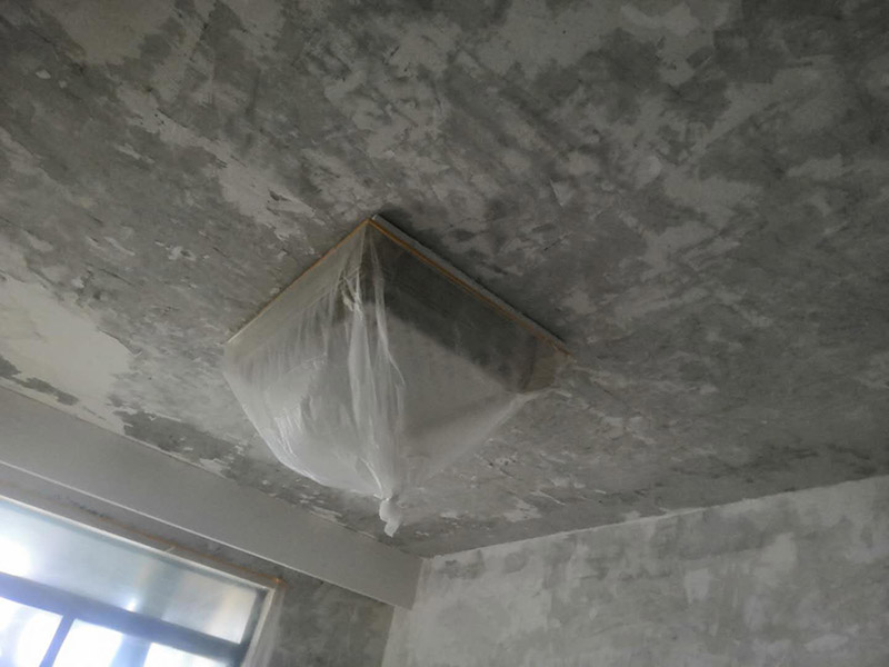 全屋墻面鏟除翻新：舊墻面在翻新前一定要做墻面基底處理，粉化嚴(yán)重的要全部鏟除，鏟除后抹上一層白水泥，原來墻面過于光滑、刷過油漆的鏟除后還要做打磨處理，把粘結(jié)不牢的表皮去掉，便于新涂料和墻體粘結(jié)。墻面底漆的作用是抗堿防潮、封固基材、保護(hù)面漆，提高面漆的質(zhì)感和遮蓋力，對于老房翻新，墻面一定要做底漆，如果沒有刷底漆就直接上面漆的話，時間一長墻面容易起泡、發(fā)霉，太陽照曬時間長了也容易變色。已經(jīng)上好面漆的墻面要修補(bǔ)會比較麻煩，容易產(chǎn)生色差，材料的使用時間不同，質(zhì)量也難以保證，很難達(dá)到理想效果。 所以墻面的修補(bǔ)最好是整塊墻面，或是盡可能地選擇較大面積進(jìn)行修補(bǔ)，這樣可以盡量避免產(chǎn)生色差，修補(bǔ)后的質(zhì)量也更好。