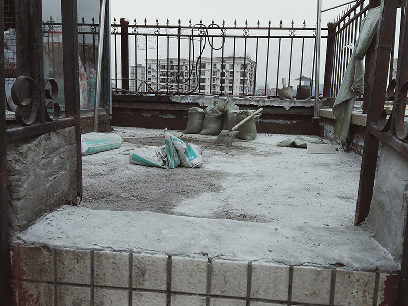 露臺(tái)陽(yáng)臺(tái)地面防水改造：首先為陽(yáng)臺(tái)封裝防水，由于是防水工作的第一道防線，因此是千萬(wàn)不可馬虎的，在做陽(yáng)臺(tái)封裝時(shí)，在選材方面就需要選擇防水防潮的材料，在施工過(guò)程中應(yīng)注意做好密閉，若沒(méi)有做好封裝的話，陽(yáng)臺(tái)的防水將會(huì)大打折扣。 陽(yáng)臺(tái)地面防水的做法與衛(wèi)生間做防水的做法差不多，都是從找平基層開(kāi)始，再到涂上防水層、鋪上防水材料，最后對(duì)地面進(jìn)行檢驗(yàn)，鋪設(shè)地面等。這里需要注意的是，陽(yáng)臺(tái)的防水層完成之后一定要與室內(nèi)地面具有一定的高度差，最好低于室內(nèi)地面2-3cm的高度。 最后需要對(duì)陽(yáng)臺(tái)進(jìn)行排水工程工作，在安裝陽(yáng)臺(tái)排水管道時(shí)不要有太多的彎道，否則容易導(dǎo)致排水不便，地漏一定要順暢。