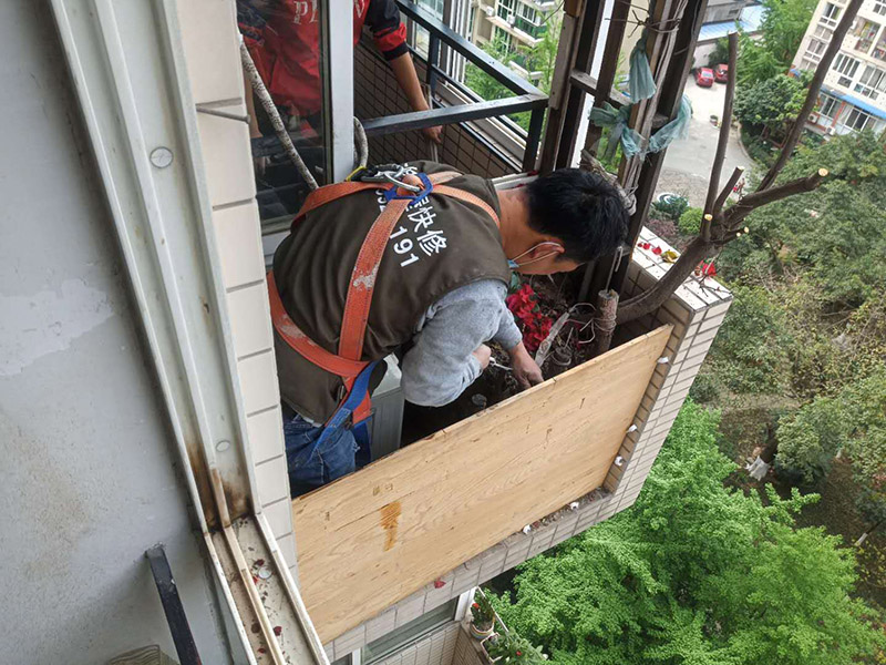 陽臺植物拆除:將陽臺和客廳打通。很多人想擴大自家客廳面積，改善采光情況，因此就選擇打通陽臺和客廳，這并不是完全不行的，但是要考慮戶型的實際情況。有的戶型陽臺的墻是用來抗震的，如果拆掉，短期看不出問題，但是長期使用必然會影響房子的承載能力，遇到嚴重災(zāi)禍的時候，就完全無法抵抗了。