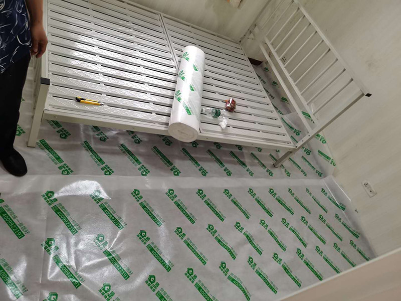 臥室墻面重新粉刷：整理墻面。用鏟刀鏟除墻面已松動的膩子層，無法用鏟刀鏟除的膩子層，用小錘子悄悄敲擊，如果沒有空鼓聲音，而且敲后仍不松動的可以保留原有的基層。清洗墻面外表的浮塵和油污等。用耐膩子對局部損壞部位進行修補完好。涂刷底漆(糯米圖植物涂料直接上底料，不需要膩子層)，待膩子層干燥固化后，涂刷1-2遍底漆。涂刷面漆。待底漆徹底干燥后，涂刷兩遍面漆。涂料涂刷時不能過量兌水，尤其是深色彩的涂料，兌水過多也許致使浮色發花等不良現象。