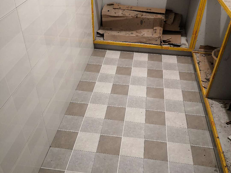 廚房地面地磚安裝：一般地磚有干鋪和濕鋪兩種,一般是鋪的優(yōu)點是單核的比知較結實一些缺點就是大塊的地磚容易切工不容易找平道兒干鋪的就比較容易找平了也不容易貼空，但是干鋪版的強度沒有濕鋪的好一些，所以一般情況下選擇是濕鋪是比較好的一種鋪地磚權的方法。