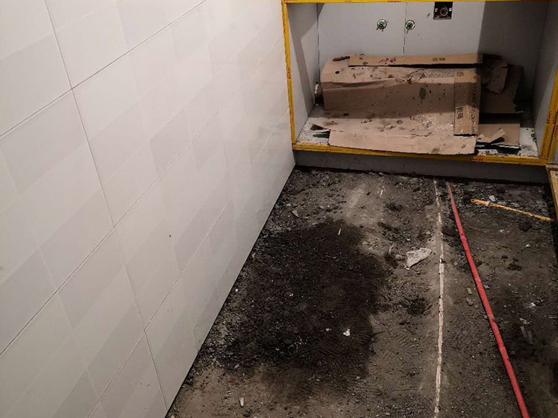 廚房地面地磚安裝：一般地磚有干鋪和濕鋪兩種,一般是鋪的優(yōu)點是單核的比知較結實一些缺點就是大塊的地磚容易切工不容易找平道兒干鋪的就比較容易找平了也不容易貼空，但是干鋪版的強度沒有濕鋪的好一些，所以一般情況下選擇是濕鋪是比較好的一種鋪地磚權的方法。