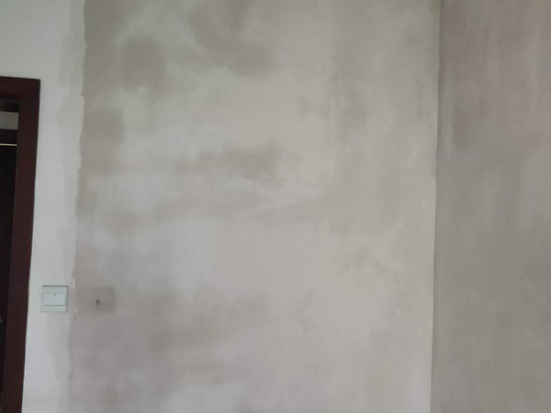 墻面翻新裝修：1、短期內：對于購買的二手房墻面，如果是裝修沒多久，那么在進行墻面處理的時候，原先的耐水膩子可以保留一些，不用完全的鏟掉；用鋼刷和砂紙進行打磨墻面，打磨后即可重新涂刷乳膠漆。 2、時間間隔太久：如果是五年以上的耐水膩子，由于材料老化，在二次刷漆的時候，就必須全部鏟除至墻底，否則的話會影響今后墻面乳膠漆的施工質量和裝修后的長期使用效果。