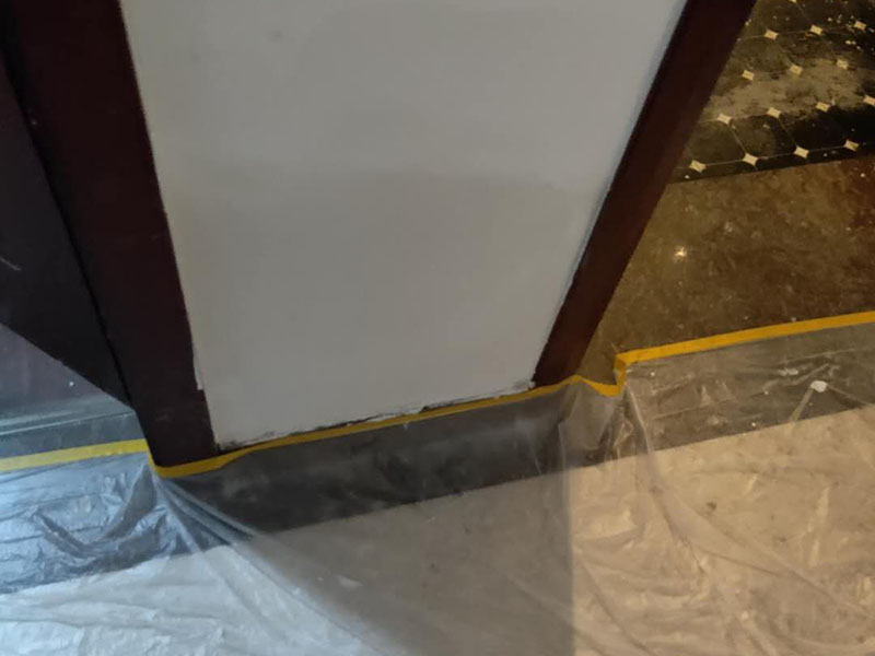 墻面局部維修翻新：墻面局部位置需要維修，墻面局部需要維修這個情況一般來說是比較常見的問題。可能由于以前裝修時施工工藝的原因，墻面局部出現開裂、脫落現象，或者墻面被家中小朋友亂寫亂畫，或不小心被硬物刮傷等等。這幾種問題都是比較常見的墻面局部問題，其中開裂以及刮傷這種有明顯傷痕的問題建議都是能夠盡快進行維修，以免傷害到周圍其他完好墻面。 維修期間需要重新刮膩子進行修補找平，那么在施工時就需要等到每一層膩子完全干透才能進行下一步的施工。乳膠漆在涂刷底漆與面漆時同樣需要一個自然干透的時間，這些是比較影響我們墻面乳膠漆維修時間的主要因素。