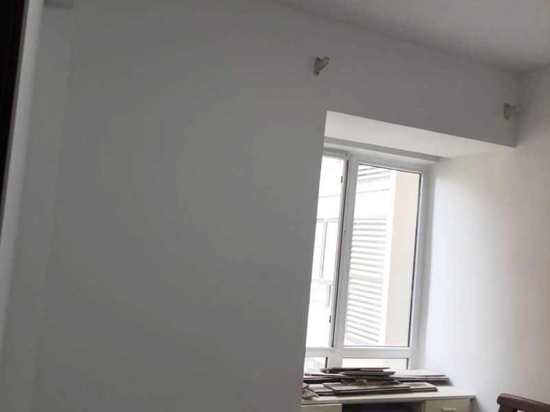 乳膠漆翻新：一般來說，內(nèi)墻乳膠漆，在墻砌好后，是在抹灰完成后，總包單位會進行兩道抹灰，第二道的時候基面加以修飾效果的補平。 　　所以一般都會批膩子，膩子的作用是讓墻面更平整一點。 雙飛粉也可以當膩子用，一般是用801+809膠水加雙飛粉攪拌。刮膩子后，總有些高低不平，或者基層不是很平整的面。這個時候，需要砂紙出動，進行手工的打磨，修復(fù)。中間還可以用太陽燈照明，便于檢查平整度。再用砂紙打磨，不斷的完善。