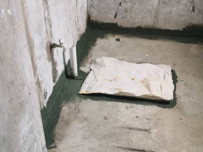 有一種叫架空式回填，這一種方式現在相對來說比較少了，首先這種方式的時間成本要多出一到兩天而且這種方式的防水相對來說會比較差，樓下很容易出現問題，雖然這種方式對了管道的保護是非常好的，因為衛生間中間就是空的，它就是在四周的墻面打孔，然后做現澆板，這樣做主要就是后期時間長了四周容易出現滲漏，然后中間的架空層就會被水填滿，防水萬一出問題就比較麻煩。