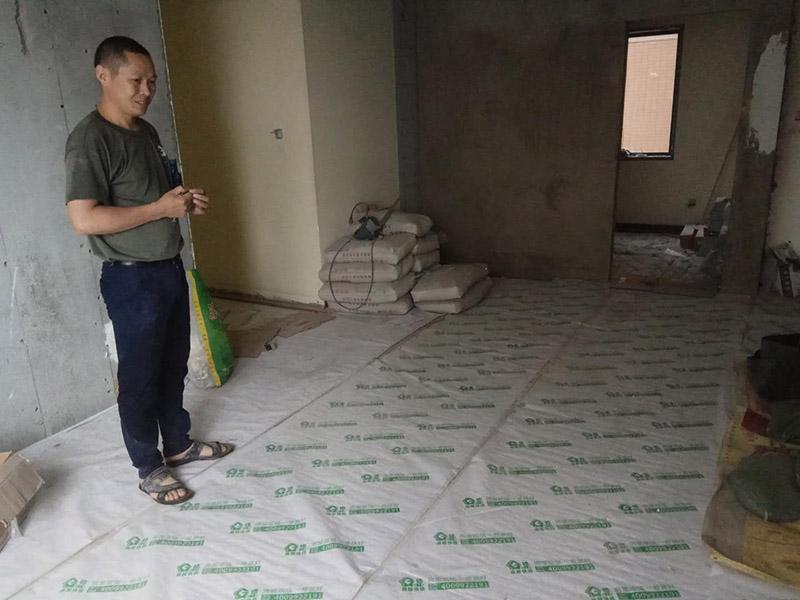 衛生間防水及客廳地面保護：刷第一遍防水涂料。施工前確保工地干凈、干燥，防水涂料要涂滿，無遺漏，與基層結合牢固，無裂紋，無氣泡，無脫落現象。涂刷高度一致，厚度要達到產品規定要求。刷第二遍防水涂料。注意、第二遍防水涂料間需要有一定時間間隔，待遍涂料干透后才能進行第二遍，具體時間視涂料而定。間隔時間太短，防水的效果會大打折扣。鋪保護層。為防止之后的施工破壞防水層，需在防水涂料表面鋪上保護層。保護層要完全覆蓋防水層，無遺漏，與基層結合牢固，無裂紋，無氣泡，無脫落現象。閉水試驗。閉水試驗時，地面點的水線不能低于2厘米，保存至少24小時，觀察無滲漏現象后方算合格。如有滲漏，需重做，切莫不能疏忽大意。