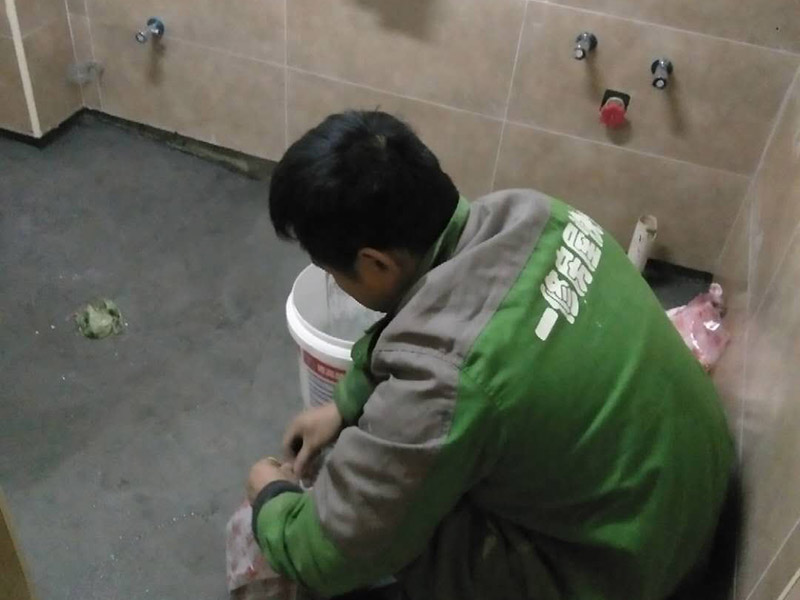 衛生間做二次防水：首先，要用水泥砂漿將地面做平(特別是重新做裝修的房子)，然后再做防水處理。這樣可以避免防水涂料因薄厚不均或刺穿防水卷材而造成滲漏。墻體與地面之間的接縫以及上下水管道與地面的接縫處，是容易出現問題的地方。所以這些部位一定要格外注意，處理一定要細致，不能有絲毫的馬虎。為了達到較好的防水效果，一般衛生間的墻面上也要做大約750px高的防水處理，防止積水洇透墻面。與浴缸相鄰的墻面，防水處理的高度也要比浴缸上沿高出一些，淋浴要達到4500px的高度。防水施工完畢后，要將衛生間的所有下水道堵住，進行注水試驗。24小時后檢查，若衛生間的四周墻面和地面沒有滲漏現象說明衛生間防水質量很好。反之，要找出漏點，進行維修。