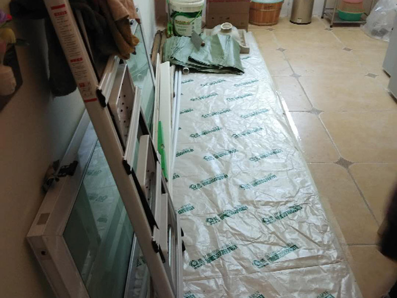 衛生間做二次防水：首先，要用水泥砂漿將地面做平(特別是重新做裝修的房子)，然后再做防水處理。這樣可以避免防水涂料因薄厚不均或刺穿防水卷材而造成滲漏。墻體與地面之間的接縫以及上下水管道與地面的接縫處，是容易出現問題的地方。所以這些部位一定要格外注意，處理一定要細致，不能有絲毫的馬虎。為了達到較好的防水效果，一般衛生間的墻面上也要做大約750px高的防水處理，防止積水洇透墻面。與浴缸相鄰的墻面，防水處理的高度也要比浴缸上沿高出一些，淋浴要達到4500px的高度。防水施工完畢后，要將衛生間的所有下水道堵住，進行注水試驗。24小時后檢查，若衛生間的四周墻面和地面沒有滲漏現象說明衛生間防水質量很好。反之，要找出漏點，進行維修。