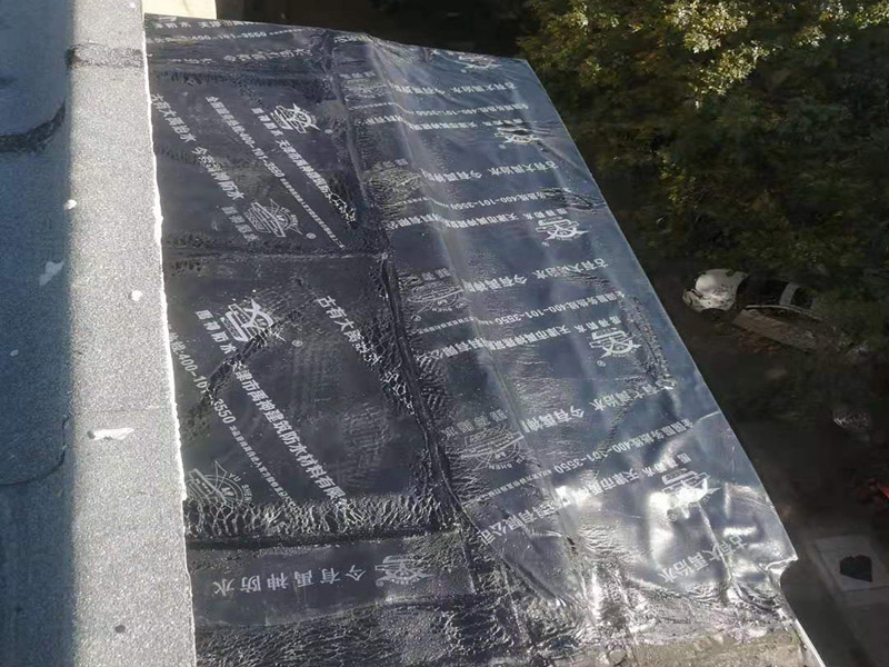 陽(yáng)臺(tái)防水維修：先打開防水涂料把一定量粉料倒入容器，并同時(shí)用攪拌鉆攪拌，充分?jǐn)嚢柚翢o沉淀的乳膠狀沒有發(fā)現(xiàn)生粉團(tuán)。拌勻后放了15分鐘左右后，再攪拌一下然后開始施工。在操作過程中有時(shí)要攪拌下漿料、怕會(huì)沉淀。陽(yáng)臺(tái)需要在做完防水層之后做一層防水砂漿作為保護(hù)層,這樣可以保護(hù)防水層不被破壞!然后再用水泥增加一定厚度,貼瓷磚（注意這期間可以增加一道保溫層,這樣上下都可以做一層防水!）