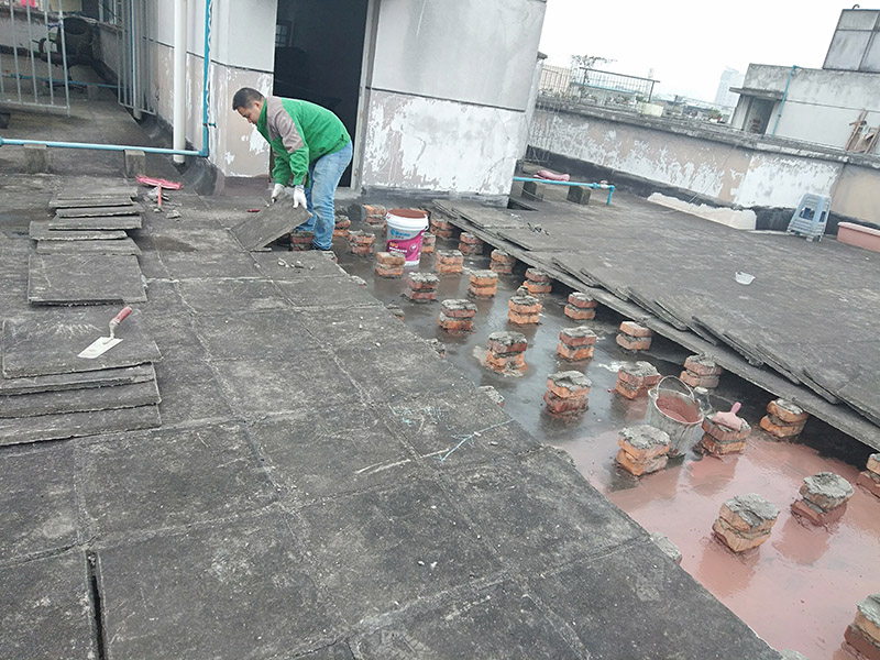 屋面防水施工：涂膜防水層依附于基層，基層質(zhì)量好壞，直接影響防水涂膜的質(zhì)量。因而在涂膜施工前，應(yīng)對基層進(jìn)行認(rèn)真的檢查和必要的處理，使之達(dá)到涂膜施工的要求。涂料的涂布應(yīng)采取“先高后低、先遠(yuǎn)后近、先立面后平面”的施工順序。同一屋面上先涂布排水比較集中的水落口、天溝、檐口等節(jié)點(diǎn)部位，再進(jìn)行大面積的涂布。用滾刷或毛刷均勻地涂刷多遍，直到達(dá)到規(guī)定的涂膜厚度要求，不得漏底，待涂層干固后，才能進(jìn)行下一道工序。當(dāng)多遍涂布時，每遍涂刷方向應(yīng)與上一遍方向相垂直。