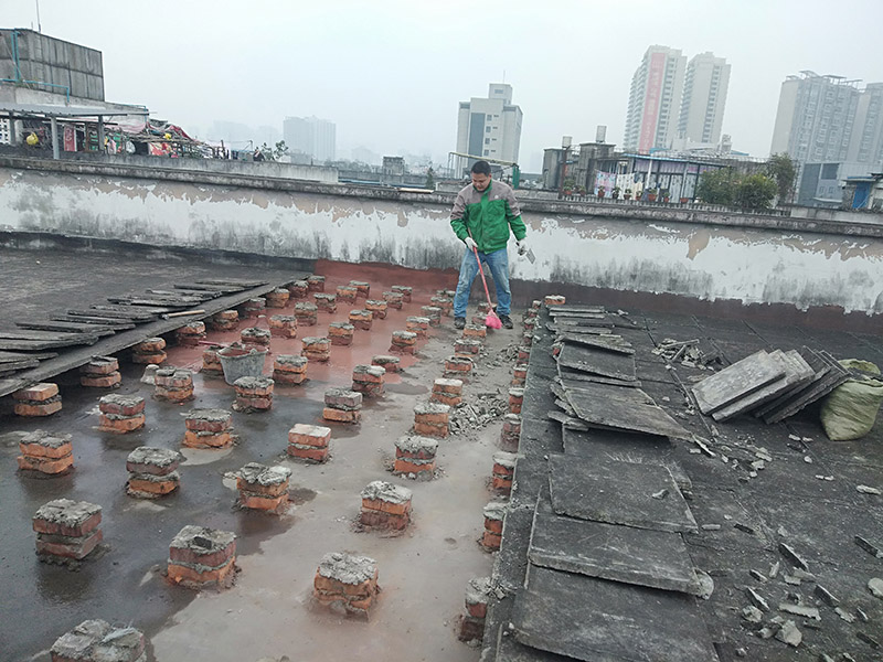 屋面防水施工：涂膜防水層依附于基層，基層質(zhì)量好壞，直接影響防水涂膜的質(zhì)量。因而在涂膜施工前，應(yīng)對基層進(jìn)行認(rèn)真的檢查和必要的處理，使之達(dá)到涂膜施工的要求。涂料的涂布應(yīng)采取“先高后低、先遠(yuǎn)后近、先立面后平面”的施工順序。同一屋面上先涂布排水比較集中的水落口、天溝、檐口等節(jié)點(diǎn)部位，再進(jìn)行大面積的涂布。用滾刷或毛刷均勻地涂刷多遍，直到達(dá)到規(guī)定的涂膜厚度要求，不得漏底，待涂層干固后，才能進(jìn)行下一道工序。當(dāng)多遍涂布時，每遍涂刷方向應(yīng)與上一遍方向相垂直。