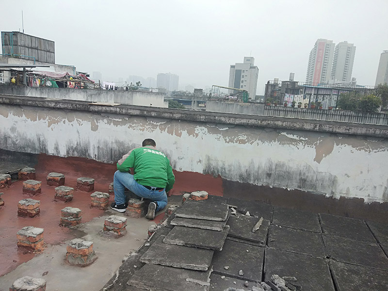 屋面防水施工：涂膜防水層依附于基層，基層質(zhì)量好壞，直接影響防水涂膜的質(zhì)量。因而在涂膜施工前，應(yīng)對基層進(jìn)行認(rèn)真的檢查和必要的處理，使之達(dá)到涂膜施工的要求。涂料的涂布應(yīng)采取“先高后低、先遠(yuǎn)后近、先立面后平面”的施工順序。同一屋面上先涂布排水比較集中的水落口、天溝、檐口等節(jié)點(diǎn)部位，再進(jìn)行大面積的涂布。用滾刷或毛刷均勻地涂刷多遍，直到達(dá)到規(guī)定的涂膜厚度要求，不得漏底，待涂層干固后，才能進(jìn)行下一道工序。當(dāng)多遍涂布時，每遍涂刷方向應(yīng)與上一遍方向相垂直。