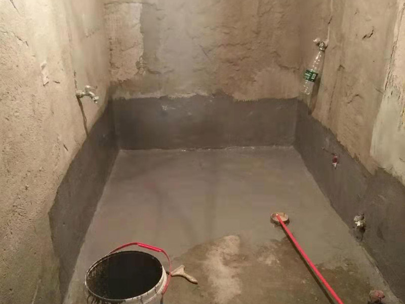 衛生間刷防水：首先要進行地面處理，確保地面干凈，沒有任何雜物污染，基層表面堅實，無脫皮等現象，我們還要進行地面找平，保證地面平整，沒有較大的缺陷和補痕。一般來說，衛生間的防水要做到180厘米，非淋浴墻面防水不能低于35厘米。小編建議防水統一做到180厘米。刷涂料不僅要注意高度，還有注意涂刷的厚度，國家規定防水涂料要涂到1.5毫米厚。防水涂料是要刷兩遍，第二遍涂料是要等第一遍涂料干透之后才能開始刷。