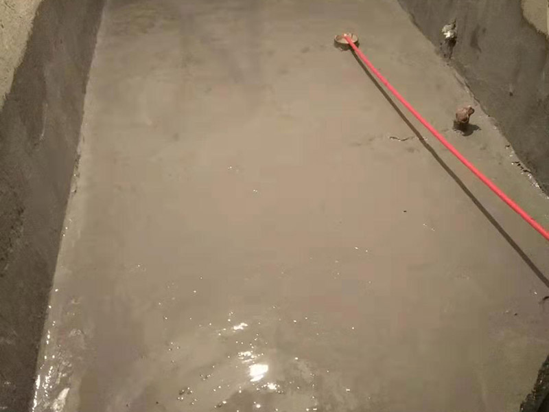 衛生間刷防水：首先要進行地面處理，確保地面干凈，沒有任何雜物污染，基層表面堅實，無脫皮等現象，我們還要進行地面找平，保證地面平整，沒有較大的缺陷和補痕。一般來說，衛生間的防水要做到180厘米，非淋浴墻面防水不能低于35厘米。小編建議防水統一做到180厘米。刷涂料不僅要注意高度，還有注意涂刷的厚度，國家規定防水涂料要涂到1.5毫米厚。防水涂料是要刷兩遍，第二遍涂料是要等第一遍涂料干透之后才能開始刷。