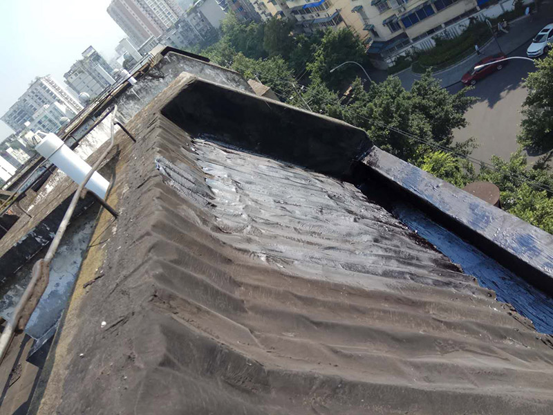 屋頂防水施工：首先，用水泥砂漿找平，同時(shí)做好防水層和保護(hù)層，然后，檢查基層處理并進(jìn)行清理，要求不能有任何雜質(zhì)，且屋面必須保持干燥，否則會(huì)直接影響防水效果，最后，根據(jù)當(dāng)天的施工量配置相應(yīng)的瀝青，并參照從高到低、從遠(yuǎn)到近的順序，開始鋪貼屋面防水卷材。