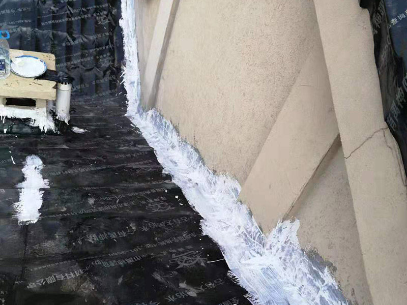 屋頂瓦房鋪防水卷材：1.可以在房子上面鋪上防雨布。2.最好是在瓦下面刷上防雨的材料，之后再鋪瓦。3.可以做防水吊頂。4.傳統的防水補漏。