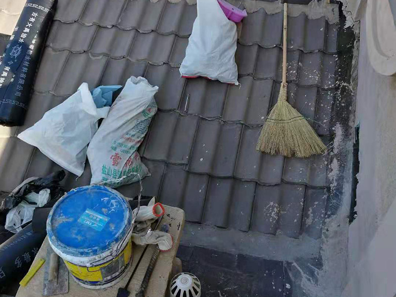 屋頂瓦房鋪防水卷材：1.可以在房子上面鋪上防雨布。2.最好是在瓦下面刷上防雨的材料，之后再鋪瓦。3.可以做防水吊頂。4.傳統的防水補漏。