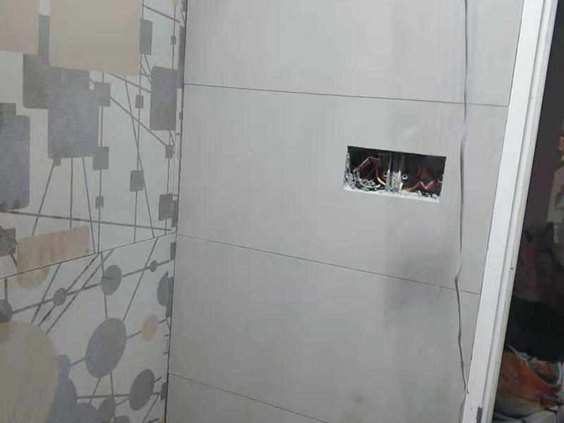 局部貼墻磚：基層處理：保持墻面的平滑，踢平表面凹凸不平的位置或用1:3比例的水泥漿抹平，用鐵絲擦掉殘留的灰塵、油漬、砂漿等。 找標(biāo)高、彈線：根據(jù)水平控制線和設(shè)計(jì)圖紙劃出標(biāo)高，再拋出十字線并保持墻面一線和地面一線垂直。 貼磚：貼磚選用1：3比例的干硬性水泥砂漿，砂漿厚度2cm左右。鋪貼前將墻磚背面濕潤，正面保持干燥。把墻磚輕輕地放在水泥砂漿上，用手錘輕敲瓷磚表面直至緊密平整即可。 勾縫、擦縫：在貼完磚24小時(shí)后進(jìn)行勾縫工作，采用同一品種的水泥漿或?qū)Ｓ锰羁p劑進(jìn)行空隙填補(bǔ)，使墻磚最終緊密嚴(yán)實(shí)，最后再擦凈多余的水泥或填縫劑。