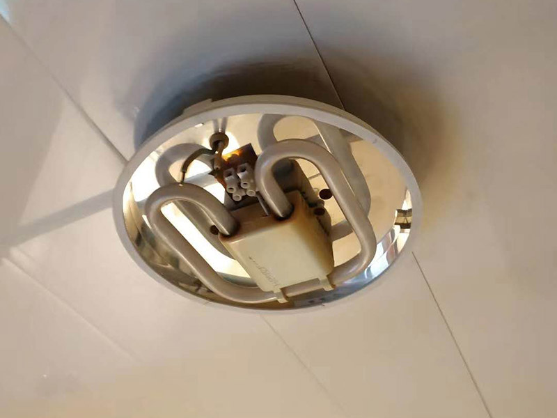 浴室燈維修：用吸盤把扣板吸下來，切忌用利器。照明旁邊的扣板可以輕松的被取了下來。然后取下照明燈的面板，無論是環(huán)形還是蝶形燈管，都可以用正常去燈管的方法去掉。把新入手的燈管按照卡子的方向一一卡上去，上電源插座。將燈罩按照之前的順序裝上。將剩下的面板按照拆下的順序再裝上，就完成了。