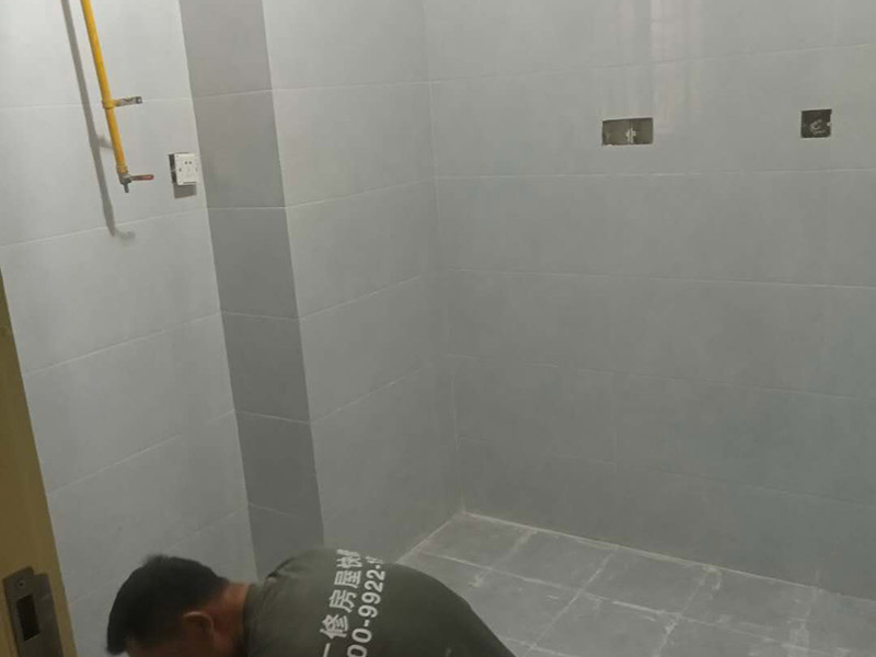 廚衛(wèi)墻面防水貼磚：衛(wèi)生間的防水工作流程，都是在地面用水泥砂漿找平一次，等它干透后再做防水。那些詢問做完防水能不能馬上貼瓷磚的業(yè)主，首先要搞清楚，防水不是只做一遍就可以的。一般的防水施工要做2到3遍，而且防水的順序也是有講究的，比如，要先做完墻面防水再貼墻磚，其次才可以做地面防水，再貼地磚。因?yàn)榈孛娼?jīng)常會(huì)踩來踩去，地面防水如果先做了會(huì)很容易踩壞。