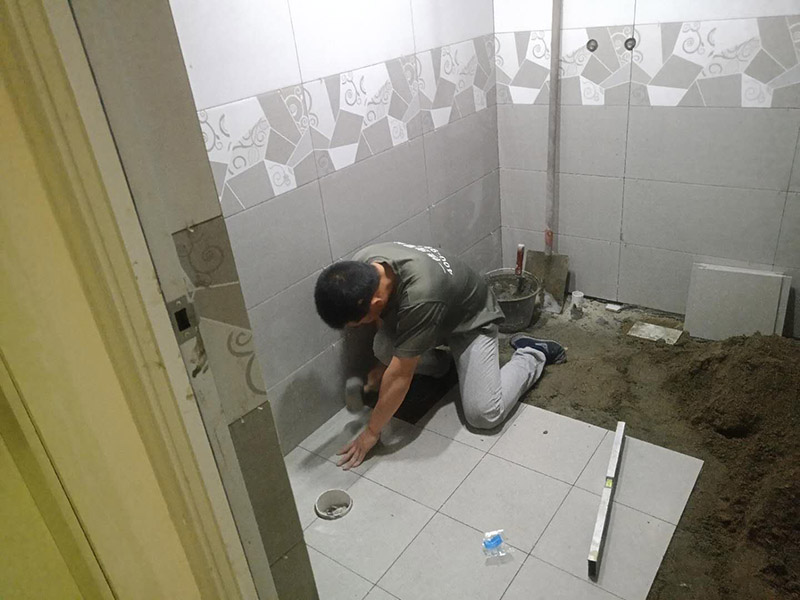 衛(wèi)生間拆除翻新：對(duì)洗浴用具首先進(jìn)行拆卸，再拆除天花。根據(jù)施工隊(duì)的施工習(xí)慣，洗浴用具可以在所有墻面敲磚前統(tǒng)一拆除，也可以與敲磚穿插進(jìn)行。在拆除洗浴用具時(shí)，需要事先與屋主溝通。如果洗浴用具需要保留使用，則拆卸時(shí)注意不能損壞洗浴用具。并不是所有洗浴用具都需要馬上拆卸，馬桶的拆卸是留到進(jìn)行的，施工期間，可以用木板等材料保護(hù)馬桶，以防掉落物砸壞。