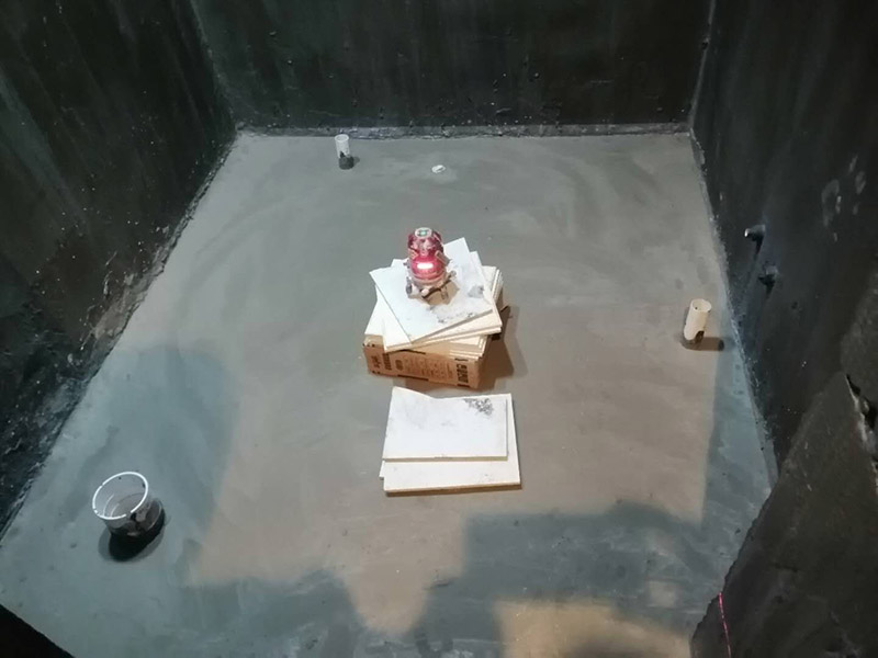 衛(wèi)生間拆除翻新：對(duì)洗浴用具首先進(jìn)行拆卸，再拆除天花。根據(jù)施工隊(duì)的施工習(xí)慣，洗浴用具可以在所有墻面敲磚前統(tǒng)一拆除，也可以與敲磚穿插進(jìn)行。在拆除洗浴用具時(shí)，需要事先與屋主溝通。如果洗浴用具需要保留使用，則拆卸時(shí)注意不能損壞洗浴用具。并不是所有洗浴用具都需要馬上拆卸，馬桶的拆卸是留到進(jìn)行的，施工期間，可以用木板等材料保護(hù)馬桶，以防掉落物砸壞。