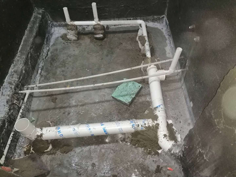 衛(wèi)生間拆除翻新：對(duì)洗浴用具首先進(jìn)行拆卸，再拆除天花。根據(jù)施工隊(duì)的施工習(xí)慣，洗浴用具可以在所有墻面敲磚前統(tǒng)一拆除，也可以與敲磚穿插進(jìn)行。在拆除洗浴用具時(shí)，需要事先與屋主溝通。如果洗浴用具需要保留使用，則拆卸時(shí)注意不能損壞洗浴用具。并不是所有洗浴用具都需要馬上拆卸，馬桶的拆卸是留到進(jìn)行的，施工期間，可以用木板等材料保護(hù)馬桶，以防掉落物砸壞。