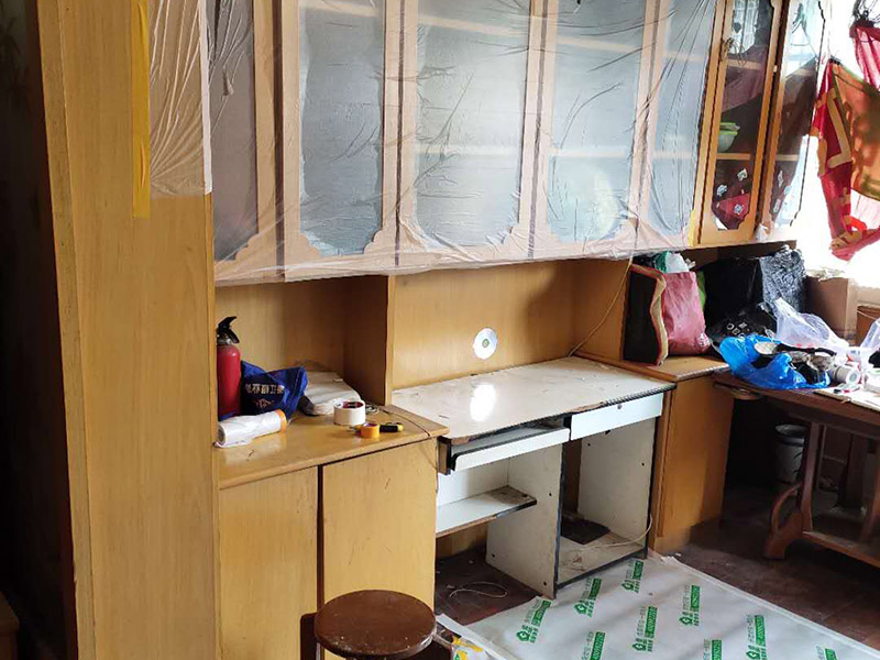 家具成品保護：1、做好入戶門保護 　　各類裝修物料的進場、建筑裝修的清理都必須經過入戶門。在對物品進行搬運時，難免會與入戶門發生磕碰及摩擦。因此，在進行成品保護時，我們首先要做好入戶門的保護。 　　建議，在裝修開工前知道家具家電進場，都應當使用成品保護膜將入戶門進行包裹。 　　2、做好水電改造期間的成品保護 　　水電改造是基礎裝修，水電裝修的質量好壞，直接決定著后期的施工和使用。因此，在進行水電改造時，同樣需要做好成品保護工作。水電改造完成后，應當對各種管線進行規范的固定，以防脫落;對裸露的線頭要進行包裹，以防發生觸電的危險;做好地面裸線管的固定和保護，防止被踩壞。同時，在搬運物料時，也不要破壞地面鋪設的管線。 　　3、做好瓷磚、地板的鋪貼保護 　　進行裝修施工時，磁環邊鋪邊勾縫，在崗鋪設的瓷磚、地板上堆放雜物、走動踩踏，地板沒有使用成品保護膜覆蓋等都會影響瓷磚及地板的鋪貼效果，使瓷磚出現施工質量問題。