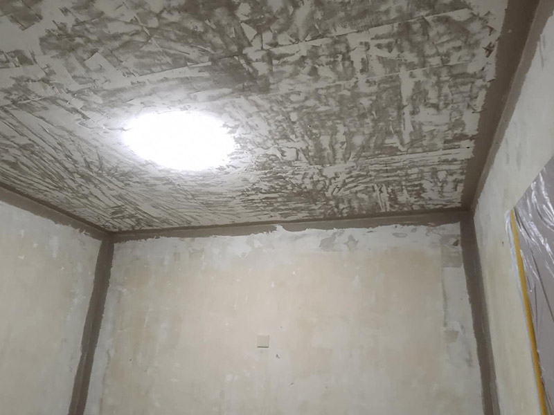 墻面改造翻新：在舊墻面上重新刷乳膠漆之前，一般先要對舊墻上的油污、浮灰、空鼓或裂紋等做處理，清除浮灰，鏟除起砂翹皮等部位，對油污的部位，應先將原有涂層鏟除，不能鏟除應徹底清洗干凈，墻面清理完畢，在用膩子批刮兩道。 盡量用較細的砂紙，通常質地較松軟的膩子用400-500號的砂紙，質地較硬的用360-400號為佳，假如砂紙太粗的話會留下很深的砂痕，刷漆是掩蓋不掉的。打磨結束必定。上完底漆后，可以明顯看到膩子打磨完畢后還留有一些坑眼，這時候就需要修補了，修補時一定要打磨平整，再用稍微多加一點水的底漆刷一遍，以免刷面漆的時候因為與其它墻面吃水量不同而有色差。上面漆時要選擇好的滾筒，注意滾筒的毛不要太短，但一定要細，漆不要加過量的水，過量的水會影響漆膜厚度、手感和硬度。涂刷的時候要注意墻角、每滾中間接茬部分和收漆方向，確保刷出來的漆膜手感細膩。 乳膠漆涂刷完以后4個小時就會干燥，但干燥的漆膜還沒有達到必定的硬度，這就要護理，很簡單，7-10天以內不要有擦拭或任何觸摸墻面的行為即可。