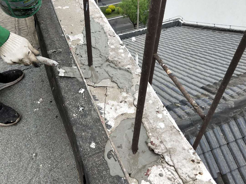 屋頂管道防水維修：1.清洗原地面,待干;2.做防水層。用材不是重要的,市面上的正品材料都是好的,關鍵是做工,邊邊角角、凹凹凸凸、細縫小孔等一點都不能馬虎。若是液體材料,至少做三遍;3.封水泥沙漿,約5cm厚,保護防水層。