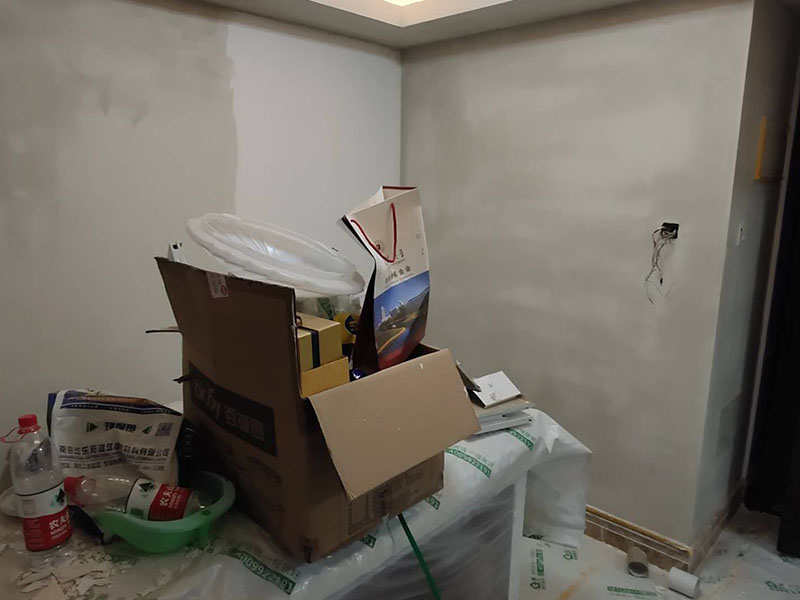 全屋墻面翻新：舊墻的基本處理bai包括清理舊墻面原有的乳膠du漆和膩?zhàn)訉拥溺P除、木zhi裝修、其他表面裝飾物（如壁紙）的拆除，如果只是裝修了一兩年的墻面，墻面的膩?zhàn)涌梢圆挥苗P除，用鋼刷和砂紙打磨墻面后就可以重新涂刷乳膠漆，如果裝修時(shí)間較長(zhǎng)的就需要將膩?zhàn)訉隅P除后再進(jìn)行后續(xù)工序。切記舊墻面一定要進(jìn)行處理，不能直接涂刷，粉化嚴(yán)重的墻面要鏟除后，抹上一層白水泥，再進(jìn)行涂刷。 墻面涂刷底漆的作用是抗堿防潮、封固基材、保護(hù)面漆，提高面漆的質(zhì)感和遮蓋力。如果沒有刷底漆就直接上面漆的話，時(shí)間一長(zhǎng)墻面就容易起泡、發(fā)霉，經(jīng)陽(yáng)光長(zhǎng)時(shí)間照射也會(huì)發(fā)生墻面變色的情況。