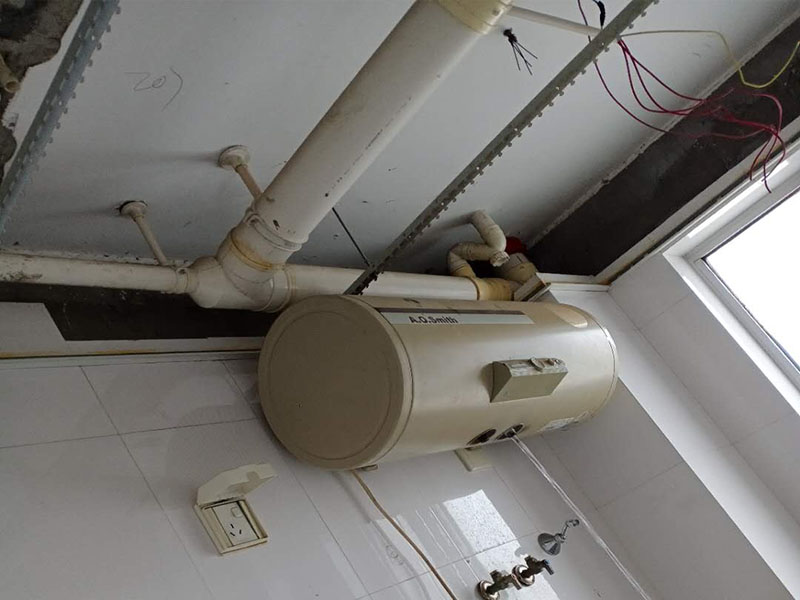 衛生間吊頂安裝：明確電器及龍骨的具體位置。確du定吊頂安裝高度，浴霸zhi一般在2.1m-2.3m間可以發揮最大效果。高度明確后，做水平安裝角線。用螺絲或膠水(以防瓷磚被破壞)固定角線，轉彎處其對角應拼貼整齊，不留明顯縫隙。龍骨位置確定后，用沖擊鉆打孔。按具體長度切割、組裝吊桿螺絲。吊桿螺絲緊固于鉆孔中。將主龍骨安裝于吊桿螺絲下的固定環，三角龍骨固定于主龍骨上。裝好后適當調節，逐漸緊固連接處螺絲，以確保平直。方形鋁扣板吊頂有兩種安裝方法：邊沿裝、中間裝，依具體情況而定。裝第一塊板十分重要，它決定了其他板的位置和水平。