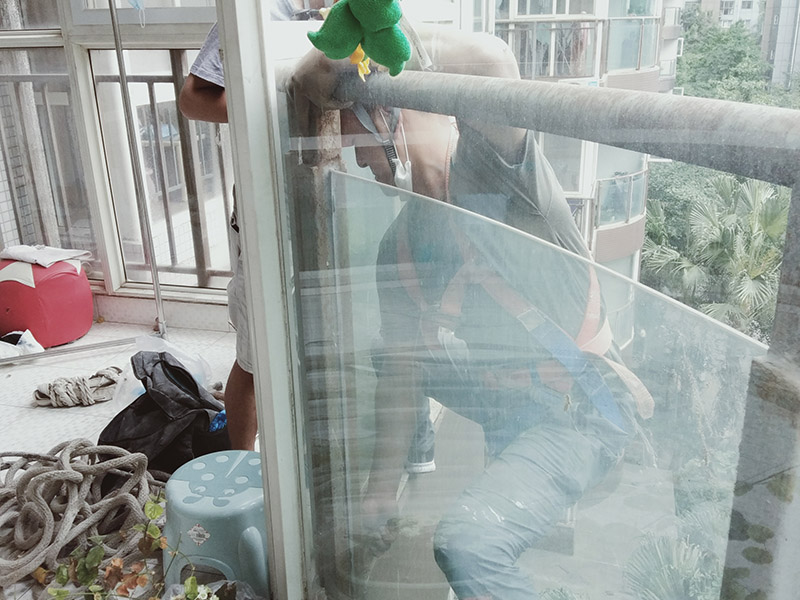 陽臺玻璃更換維修：1.首先我們將要處理的陽臺清理干凈,用水沖洗,自然曬干。 2.處理鋁合金鋼化玻璃框的灰塵,用抹布擦除即可。 3.安裝固定邊條。 4.固定邊條安裝好后,我們將鋁合金鋼化玻璃框擺放至固定邊條上。 5.用十字螺絲刀和自攻螺絲固定玻璃框。
