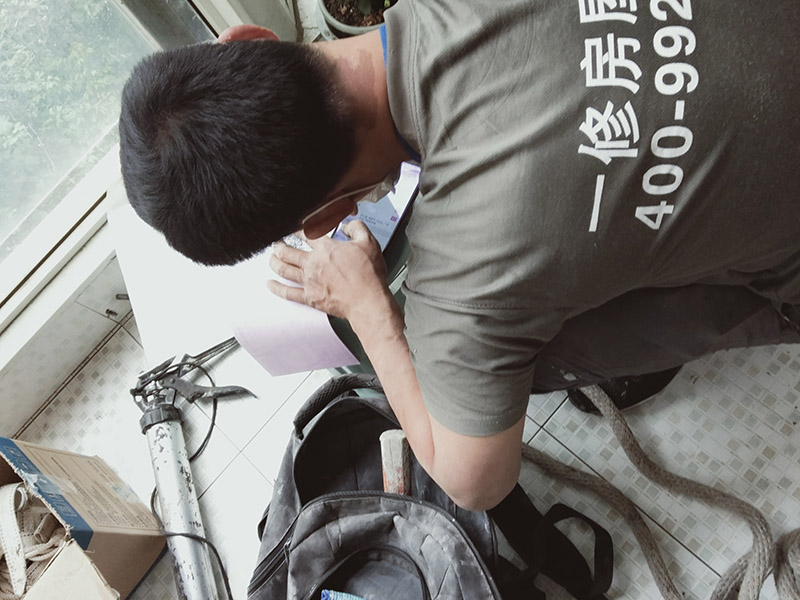 陽臺玻璃更換維修：1.首先我們將要處理的陽臺清理干凈,用水沖洗,自然曬干。 2.處理鋁合金鋼化玻璃框的灰塵,用抹布擦除即可。 3.安裝固定邊條。 4.固定邊條安裝好后,我們將鋁合金鋼化玻璃框擺放至固定邊條上。 5.用十字螺絲刀和自攻螺絲固定玻璃框。