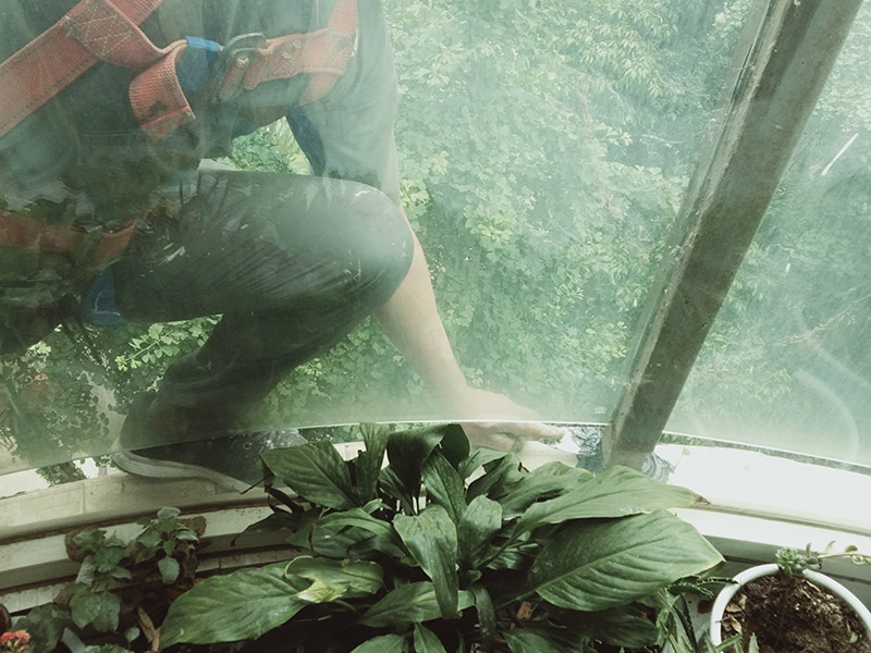 陽臺玻璃更換維修：1.首先我們將要處理的陽臺清理干凈,用水沖洗,自然曬干。 2.處理鋁合金鋼化玻璃框的灰塵,用抹布擦除即可。 3.安裝固定邊條。 4.固定邊條安裝好后,我們將鋁合金鋼化玻璃框擺放至固定邊條上。 5.用十字螺絲刀和自攻螺絲固定玻璃框。