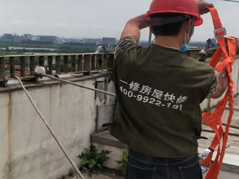高空外墻防水：(1)窗框與墻體接縫防水密封，先后采用泡沫填縫劑和密封材料進(jìn)行施工。泡沫填縫劑為單組份聚氨酯發(fā)泡填縫材料。密封材料為單組份密封填充防水密封膠。 (2)外墻預(yù)留伸縮縫防水密封，采用單組份密封填充防水密封膠 (3)外墻面洞和較大裂縫防水密封前用噴水槍等工具將待治理的外墻面、伸縮縫、窗框等部位清理干凈，使施工的外墻面及縫、孔、洞部位達(dá)到無油、無塵土、無水泥松散顆粒等雜物。   待其干燥后，將孔、洞、縫用防水密封材料嵌填密實(shí)，并達(dá)到與原顏色一致，再用快速堵漏靈和透明防水膠膜進(jìn)行精心施工。