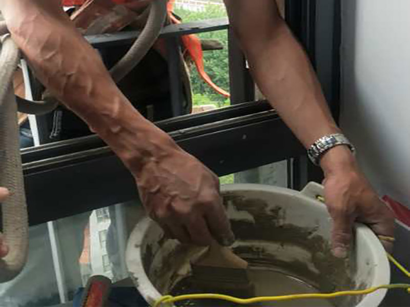 高空外墻防水：(1)窗框與墻體接縫防水密封，先后采用泡沫填縫劑和密封材料進(jìn)行施工。泡沫填縫劑為單組份聚氨酯發(fā)泡填縫材料。密封材料為單組份密封填充防水密封膠。 (2)外墻預(yù)留伸縮縫防水密封，采用單組份密封填充防水密封膠 (3)外墻面洞和較大裂縫防水密封前用噴水槍等工具將待治理的外墻面、伸縮縫、窗框等部位清理干凈，使施工的外墻面及縫、孔、洞部位達(dá)到無油、無塵土、無水泥松散顆粒等雜物。   待其干燥后，將孔、洞、縫用防水密封材料嵌填密實(shí)，并達(dá)到與原顏色一致，再用快速堵漏靈和透明防水膠膜進(jìn)行精心施工。