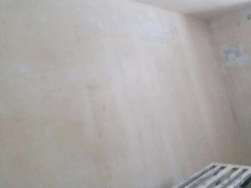 墻面清理翻新：墻面在進行刷漆的時候，把之前粘貼在墻面上的壁紙給拆下，否則壁紙蓋住的地方就會看不到。用批土刀來修整墻體的表面，有的墻面會出現污漬、開裂、起泡等現象，都要及時做處理。底漆一般不用特別來處理的墻面，如果是問題的墻面，那么就要針對相應的墻面問題來選擇專治問題的底漆。墻面涂刷的時候應該先從頂部開始再往下刷，否則會造成油漆滴落弄花已完成的墻面。