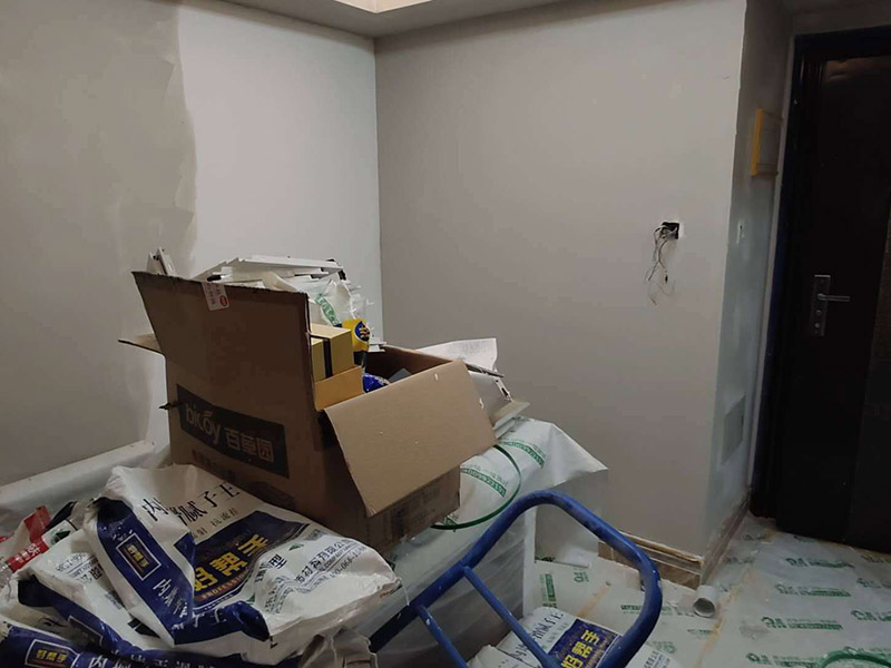 墻面清理翻新：墻面在進行刷漆的時候，把之前粘貼在墻面上的壁紙給拆下，否則壁紙蓋住的地方就會看不到。用批土刀來修整墻體的表面，有的墻面會出現污漬、開裂、起泡等現象，都要及時做處理。底漆一般不用特別來處理的墻面，如果是問題的墻面，那么就要針對相應的墻面問題來選擇專治問題的底漆。墻面涂刷的時候應該先從頂部開始再往下刷，否則會造成油漆滴落弄花已完成的墻面。