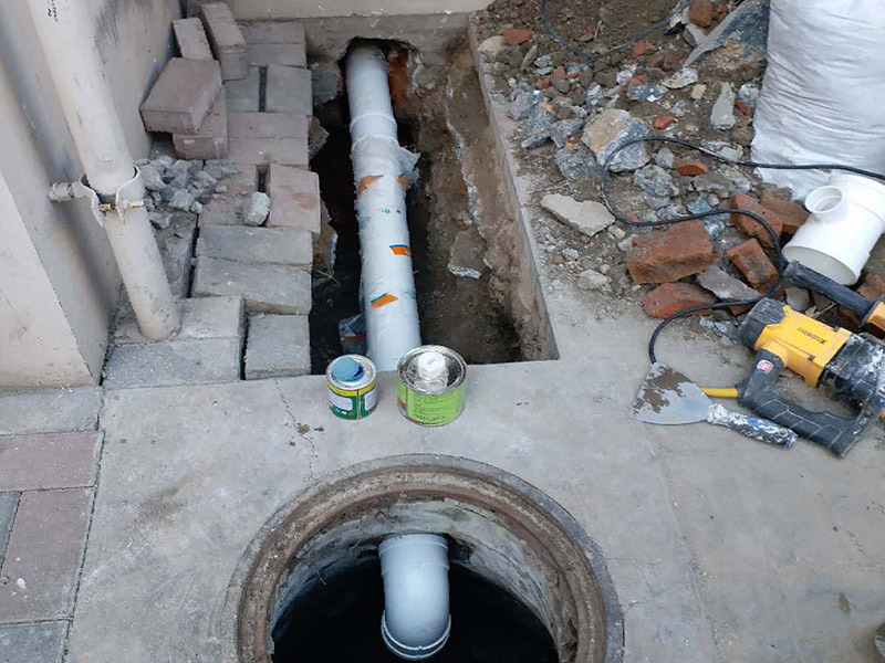 管道更換維修：1.水管安裝后一定要進行增壓測試：增壓測試一般是在1.5倍水壓的情況下進行,在測試中應沒有漏水現象。 2.在沒有加壓條件下的簡單測試方法，但不完全可行。 3.水管走向：建議水管走頂最安全。主要是水路改造大部分走暗管，而水。