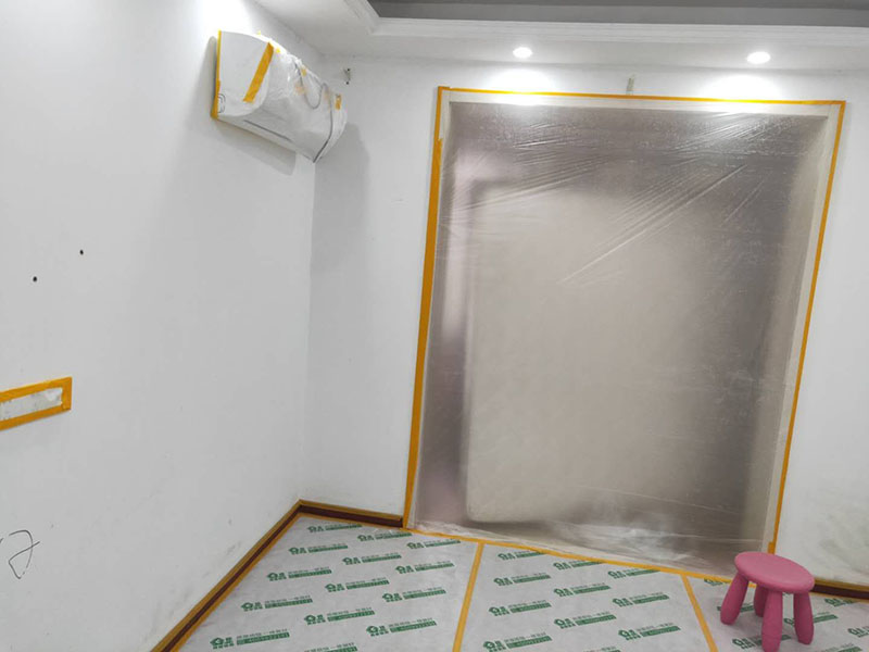 家具地面成品保護：1、墻地面瓷磚，在鋪貼未干固的情況下，不要急于勾縫，以免人為的造成瓷磚松動、高低不平，影響施工效果。 2、地面瓷磚干固前，不要在上面走動、堆放雜物，以免造成瓷磚松動、高低不平。 3、地面瓷磚鋪貼完后，使用成品保護膜覆蓋磚面。 既可以防止裝修時的沙子磨傷地面，同時也能有效的防止油漆涂料等有色液體滴落磚面，造成地面污染。