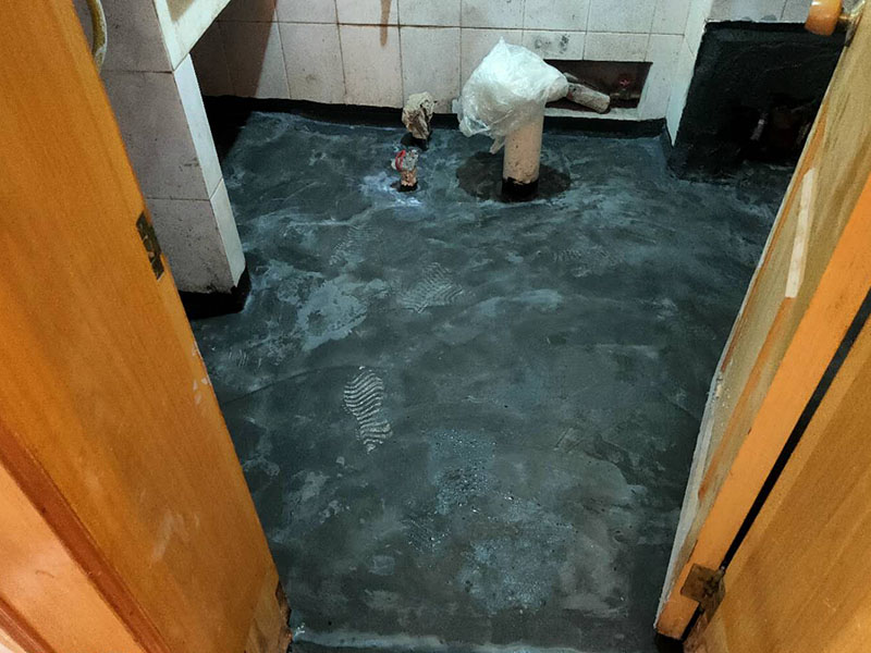 衛生間防水找平：在進行防水處理之前，一定先找平地面du。找平層施工方法：基面有空隙、裂縫、不平等缺陷的，用水泥砂漿修補抹平。使基面必須堅固、平整、干凈、無灰塵、油膩、蠟、脫模劑等以及其他碎屑物質。找平層干燥后方可進行防水層施工，施工期間應防火、防水。防水層完成后，要進行成品保護，不得上人走動。