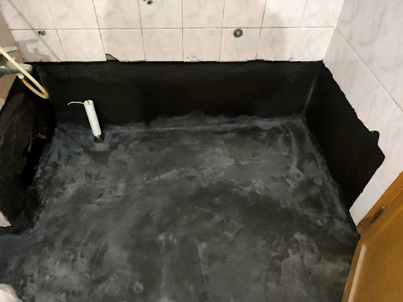 衛生間防水找平：在進行防水處理之前，一定先找平地面du。找平層施工方法：基面有空隙、裂縫、不平等缺陷的，用水泥砂漿修補抹平。使基面必須堅固、平整、干凈、無灰塵、油膩、蠟、脫模劑等以及其他碎屑物質。找平層干燥后方可進行防水層施工，施工期間應防火、防水。防水層完成后，要進行成品保護，不得上人走動。
